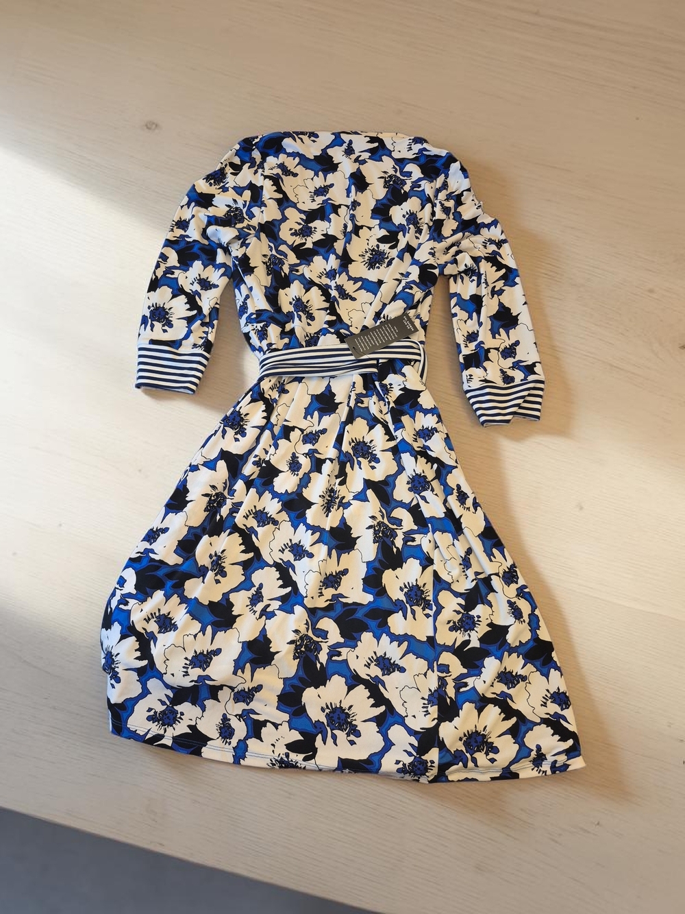 The Limited Blue and White Floral 3/4 Sleeve Wrap Dress Medium - Picture 5 of 9